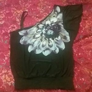 Cute one sleeve shirt !